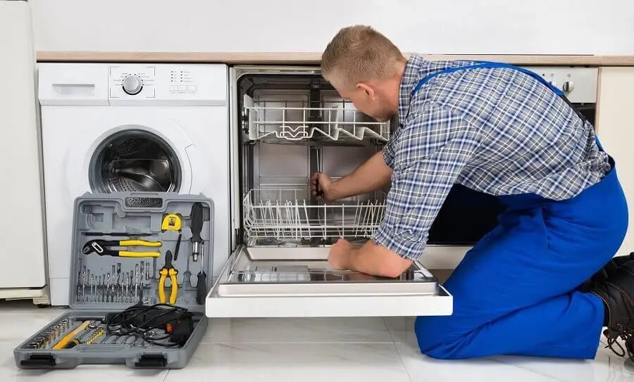 Şereflikoçhisar Dominox servisi teknisyen ekibi beyaz eşya tamiri yaparken